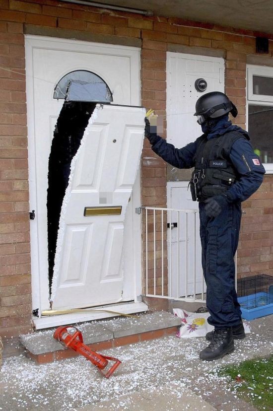 Полицейские очень интересно выпилили дверь