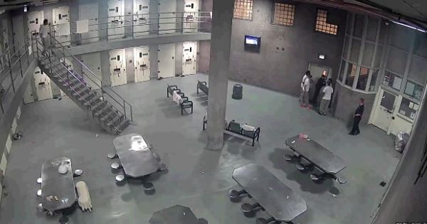 Кадры нападения заключенных тюрьмы на охрану