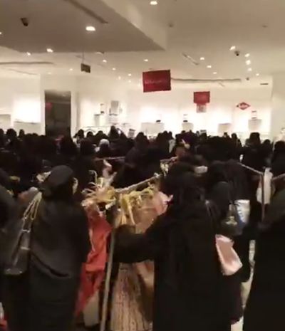 На распродажах в арабских супермаркетах царит бурное оживление