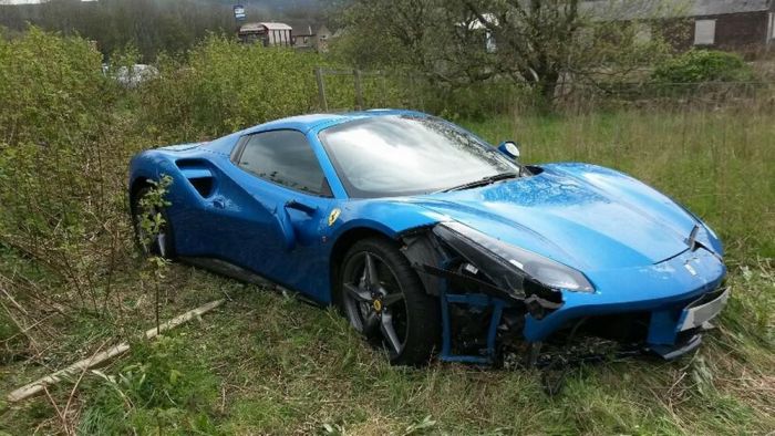 В поле английской провинции найден разбитый Ferrari 488 GTB за 260000 долларов