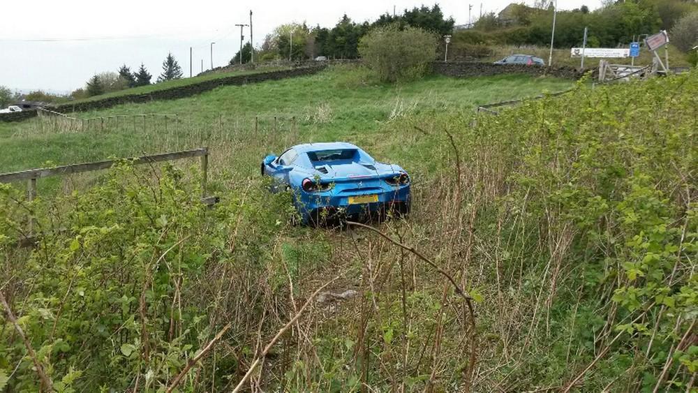 В поле английской провинции найден разбитый Ferrari 488 GTB за 260000 долларов