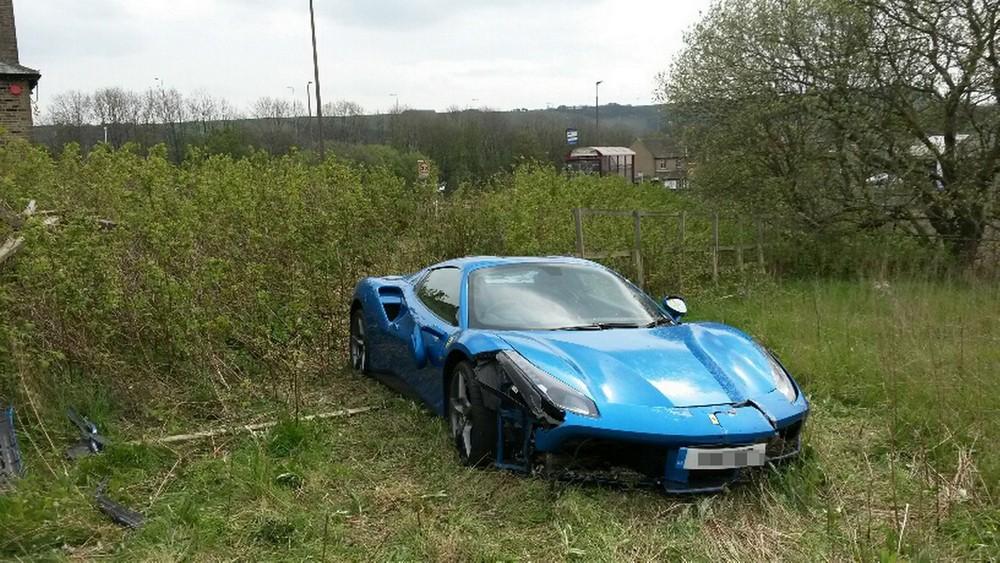 В поле английской провинции найден разбитый Ferrari 488 GTB за 260000 долларов