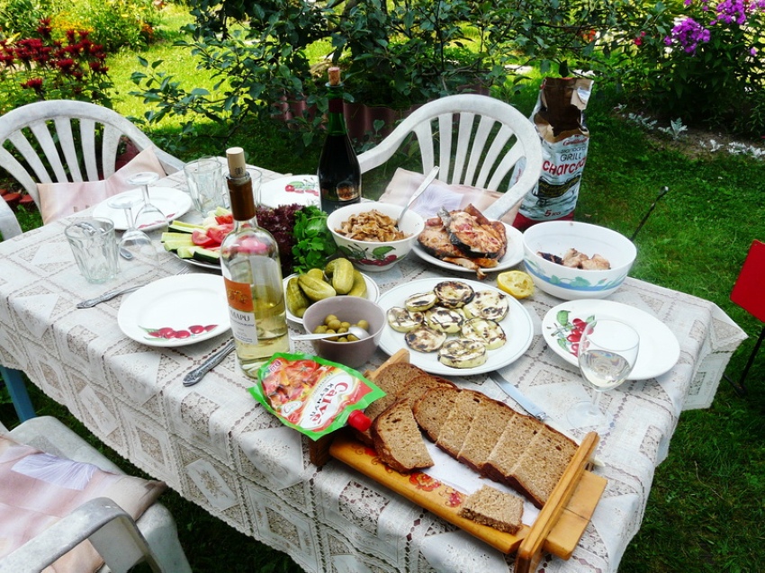 Накрытый стол с едой на природе фото