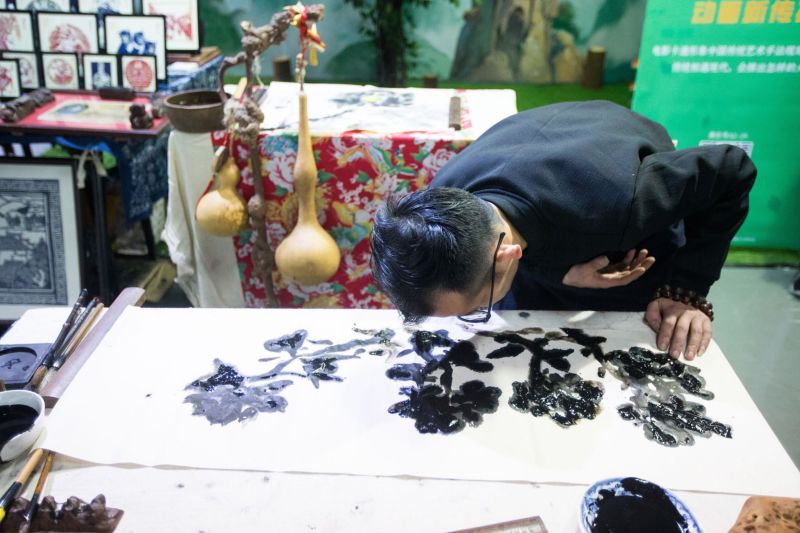 Китайский художник использует язык вместо кисти