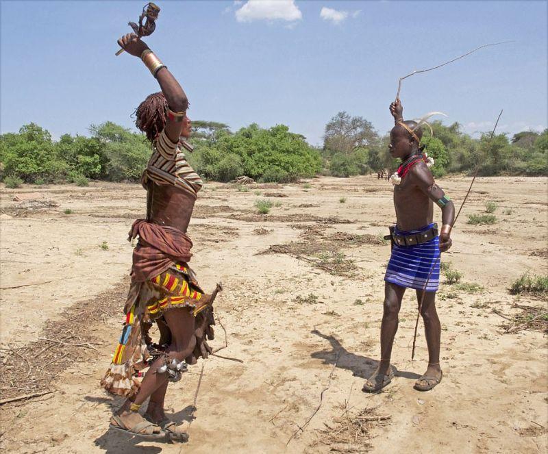 Эфиопки умоляют своих мужчин избить из кнутом