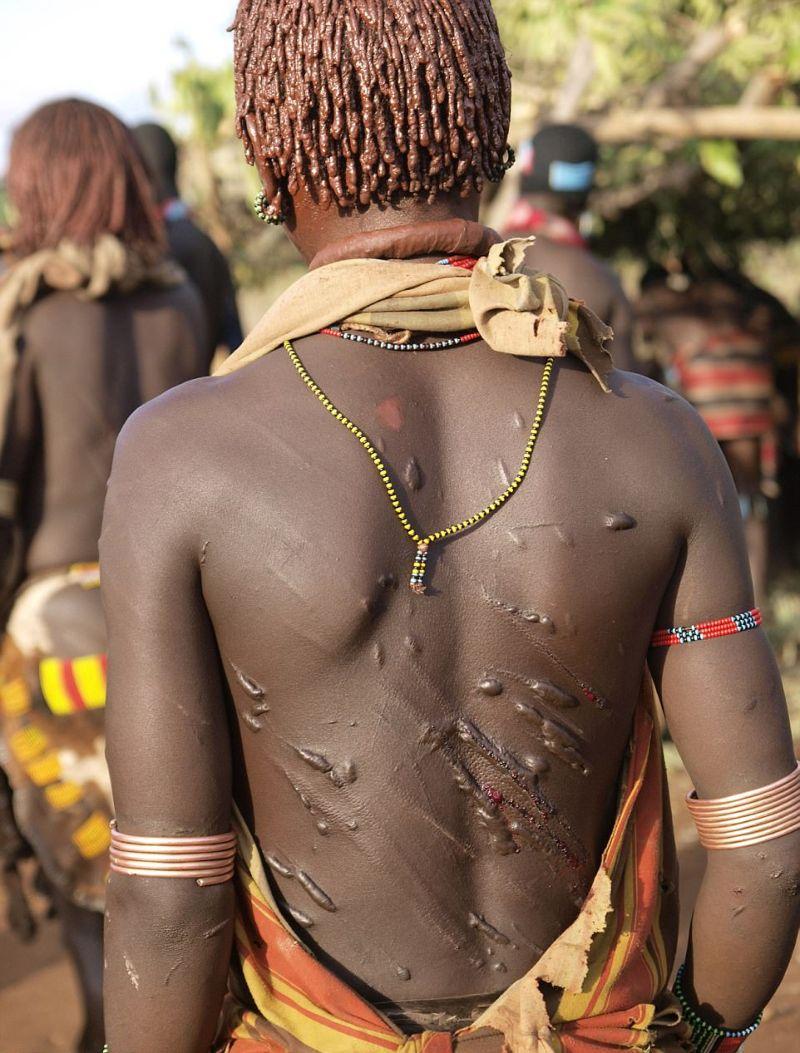 Эфиопки умоляют своих мужчин избить из кнутом