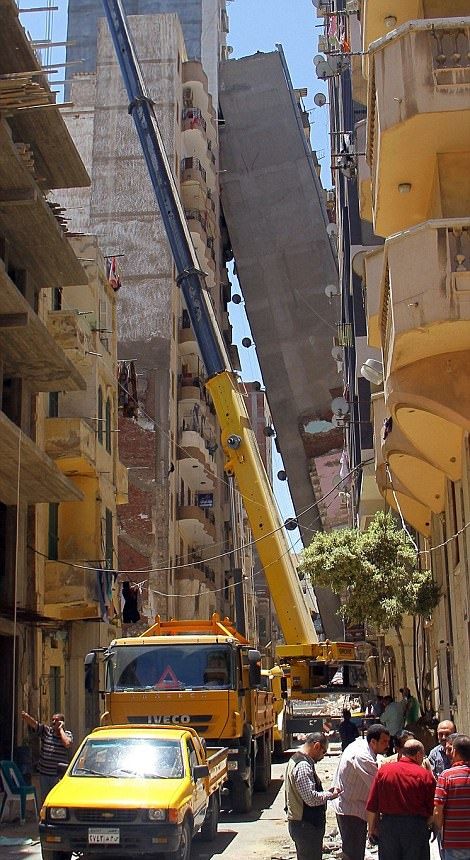 В Египте Многоэтажка упала и оперлась на соседний дом