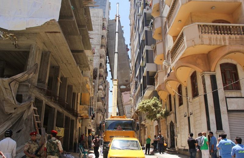 В Египте Многоэтажка упала и оперлась на соседний дом
