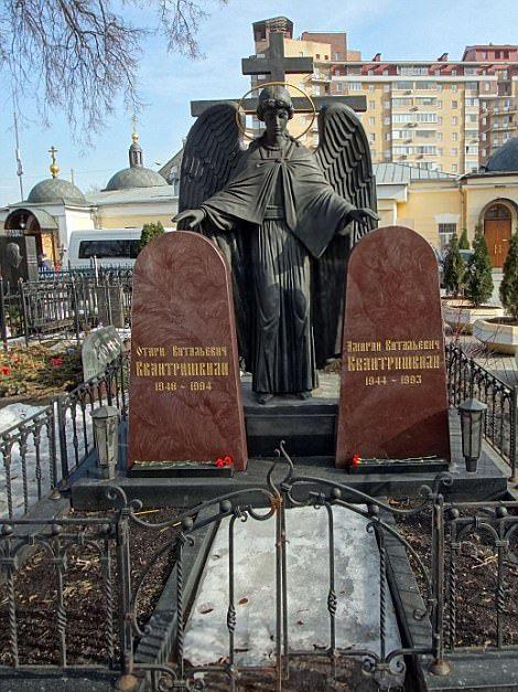 Памятники криминальным авторитетам 90-х на московских кладбищах