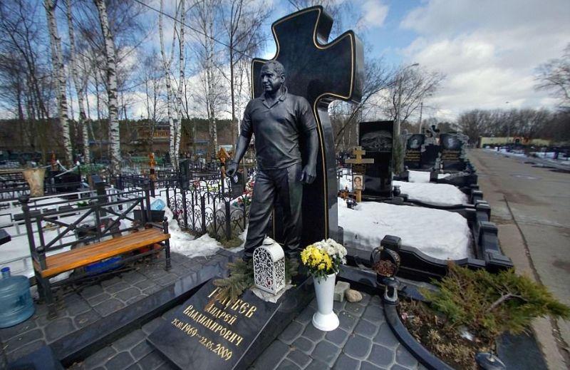 Памятники криминальным авторитетам 90-х на московских кладбищах