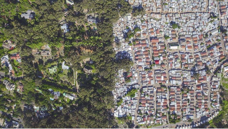 Четкая граница между трущобами и кварталами для белых в городах ЮАР