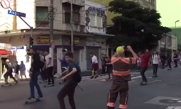 В бразильском Сан-Паулу кроссовер протаранил парад скейтбордистов