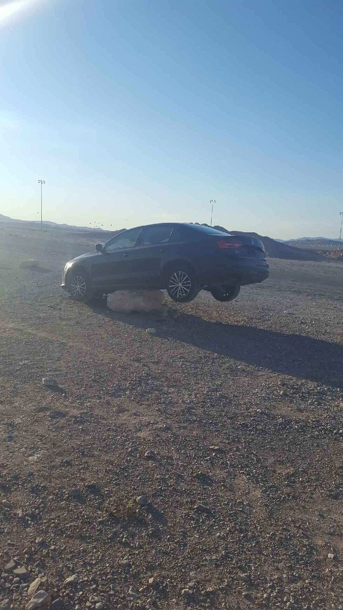 Мужчина застрял на машине посреди пустыни в окрестностях Лас-Вегаса