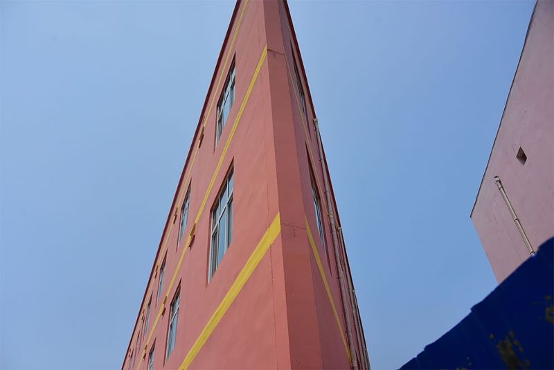 Китайская многоэтажка, больше напоминающая билборд