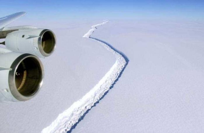 От ледника в Антарктиде откололось 5800 квадратных километров льда