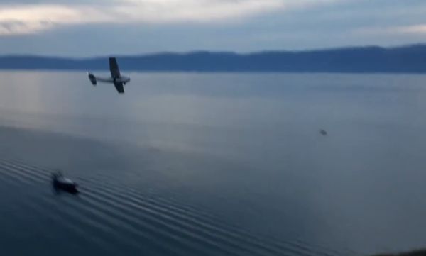 В акватории Байкала частный самолет аварийно сел на воду