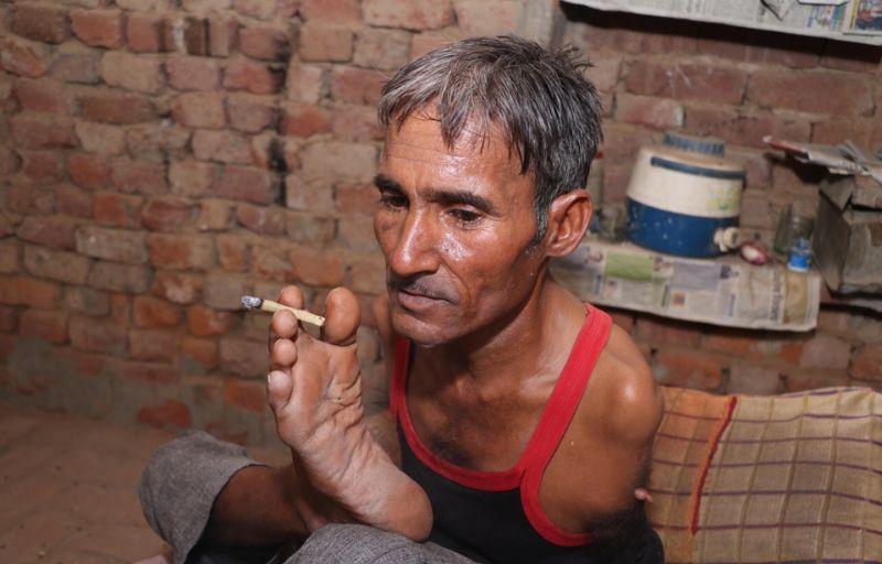 Индиец, родившийся без рук, стал профессиональным портным