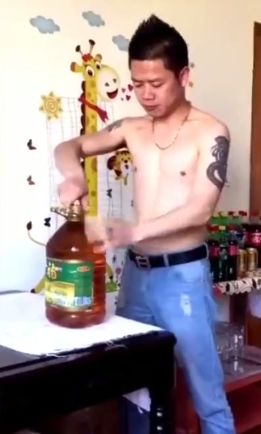 Безумный китаец выпил залпом бутыль подсолнечного масла