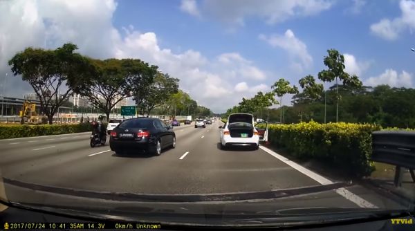 В Сингапуре два байкера зрелищно вылетели на дорогу