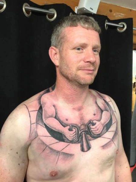 Веселая татуировка дальнобойщика, рулящего собственным телом