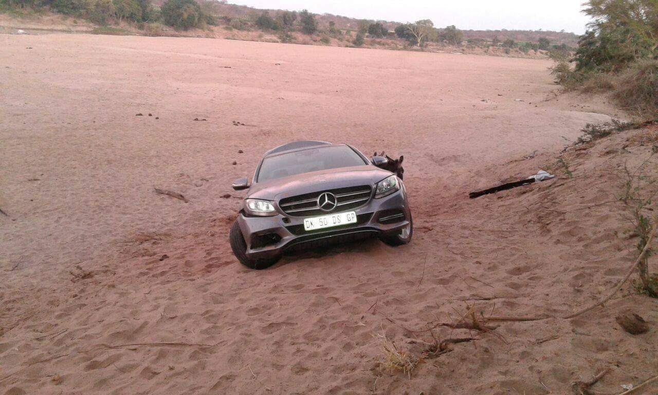 Ослы по руслу Лимпопо тащили угнанный Mercedes