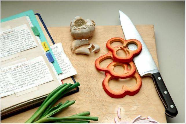 Разделочная доска с ножом, нарезанные овощи и книга рецептов - не настоящие?
