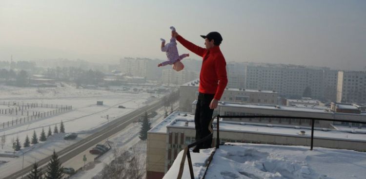 Россиянин издевался над своим младенцем ради красочных видео и фото