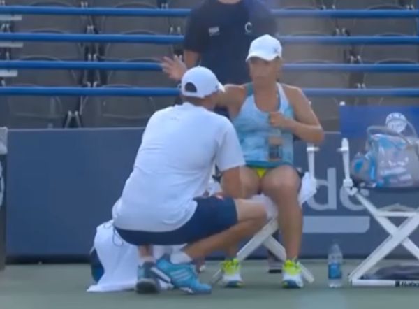 Теннисистка Юлия Путинцева заметила, что ее тренер Рома ей не похлопал. И началось…