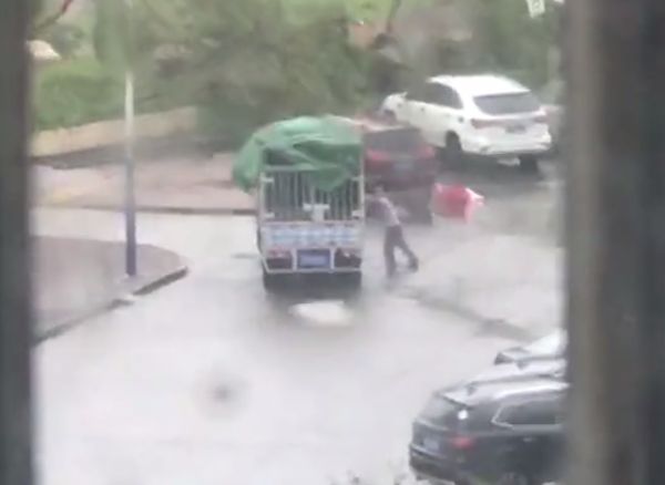 Неудачная попытка удержать свой грузовичок во время тайфуна