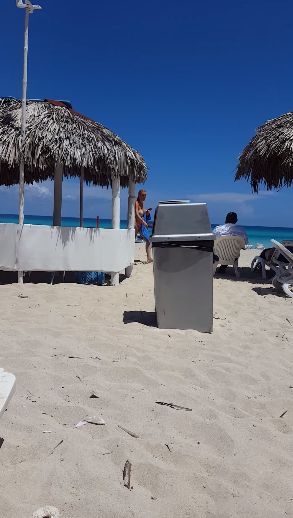 На кубинском пляже русскоговорящая дама поучает тапком охранника