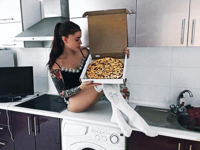 Пицца, пончики и спортзал кардинально преобразили анорексичку