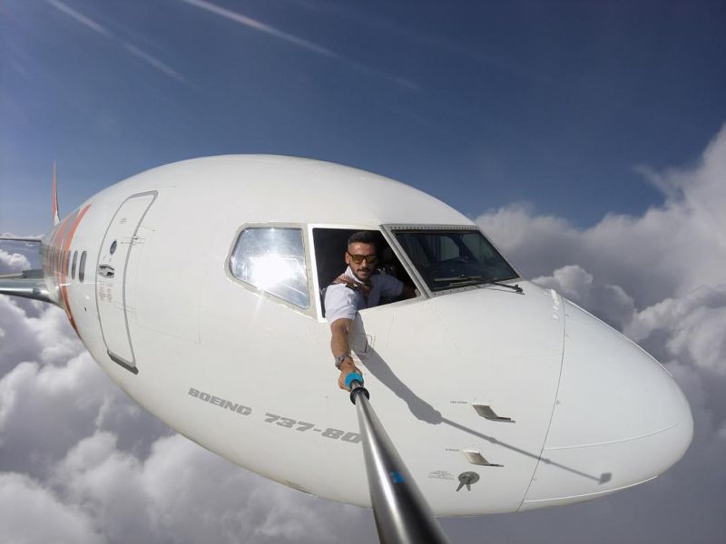 Пилот выкладывает селфи, сделанные во время полета на самолете