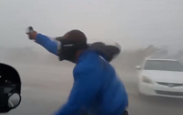 Охотник за штормами пытается измерить скорость ветра урагана "Ирма"