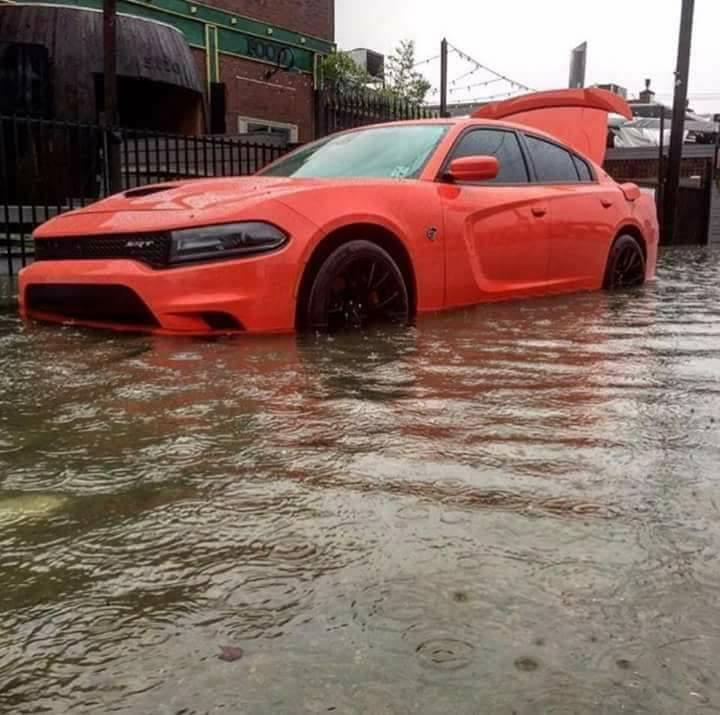 Дорогие автомобили затопленные последними ураганами в США