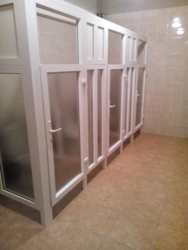 Новенький туалет в общежитии для эксгибиционистов