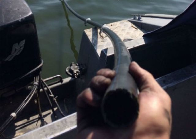 Пограничники обнаружили подводную трубу, по которой из Молдовы в Украину гнали алкоголь