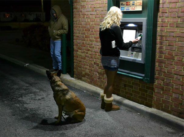 Как безопасно снять деньги в банкомате