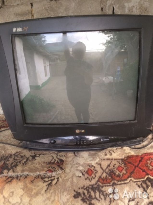 Куплю телевизор старый оскол. Отражение в телевизоре. Люди продают телевизор. Продам телевизор отражение. Объявление о продаже телевизора.