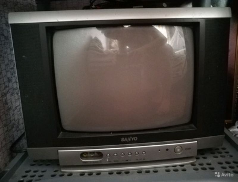 Авито объявления купить телевизор. Объявление о продаже телевизора. Мужик продает телевизор. Отражение в телевизоре. Отражение в телевизоре на авито.