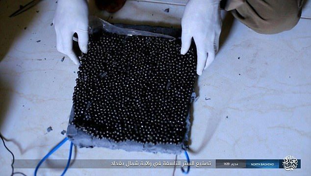 На фабрике ИГИЛ по производству поясов смертников