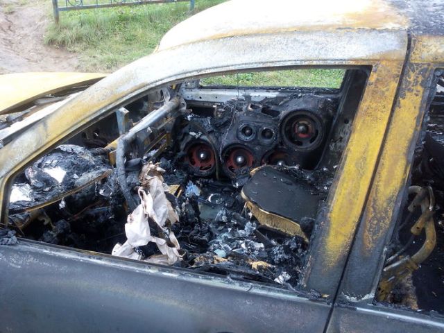 Соседи сожгли автомобиль любителя громкой музыки