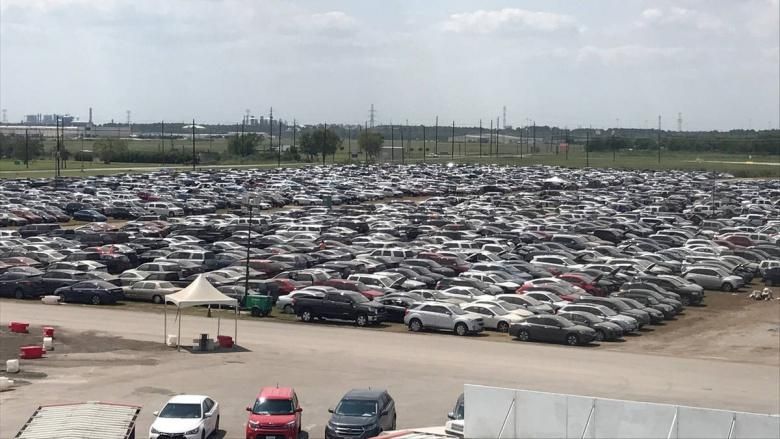 В Техасе утилизируют десятки тысяч автомобилей после урагана Харви