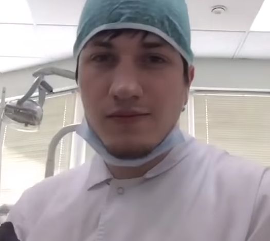 Стамотолог записал на видео то, как он удаляет зуб мудрости у самого себя