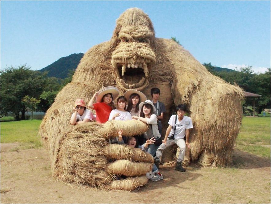Соломенные скульптуры животных на полях в Японии