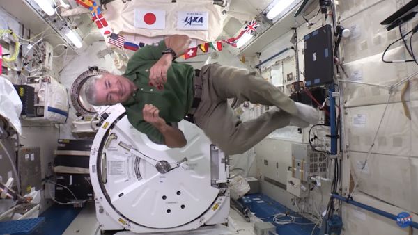 Космонавты МКС играются со спиннером в невесомости