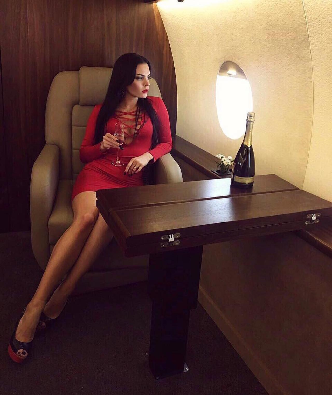 Когда розы в аренду уже не тренд: в Москве за 14 тысяч рублей можно арендовать частный самолёт для фото в Инстаграм