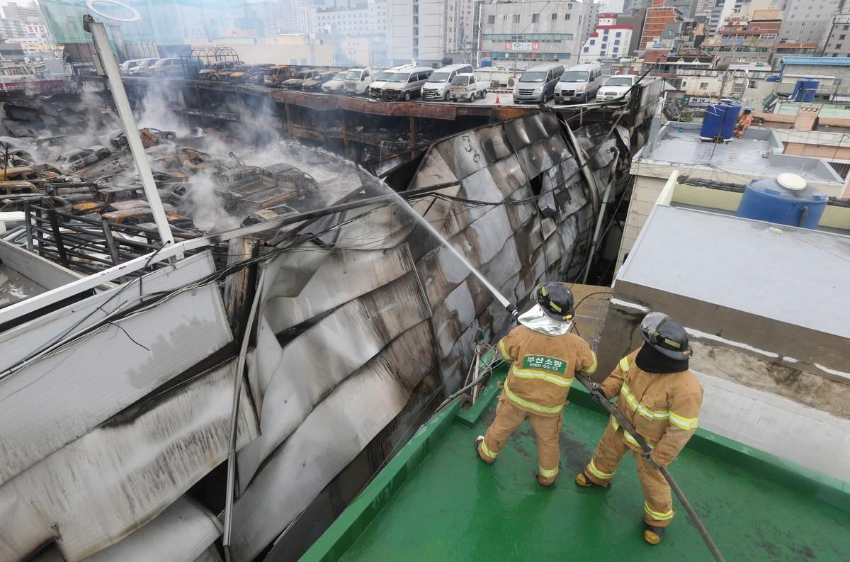 В Корее сгорело свыше 570 машин!