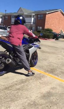 Неудачная попытка научить девушку ездить на мотоцикле