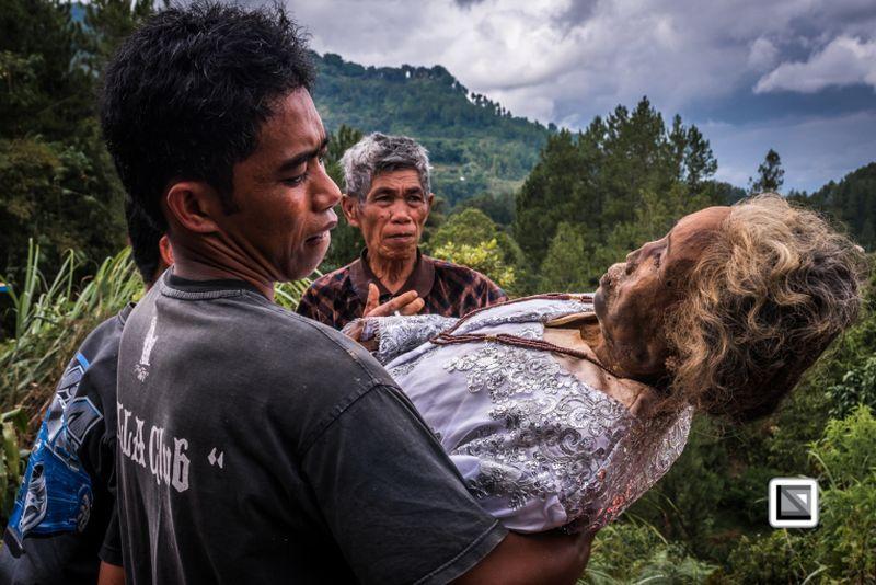 Ежегодный праздник очищения трупов в Индонезии