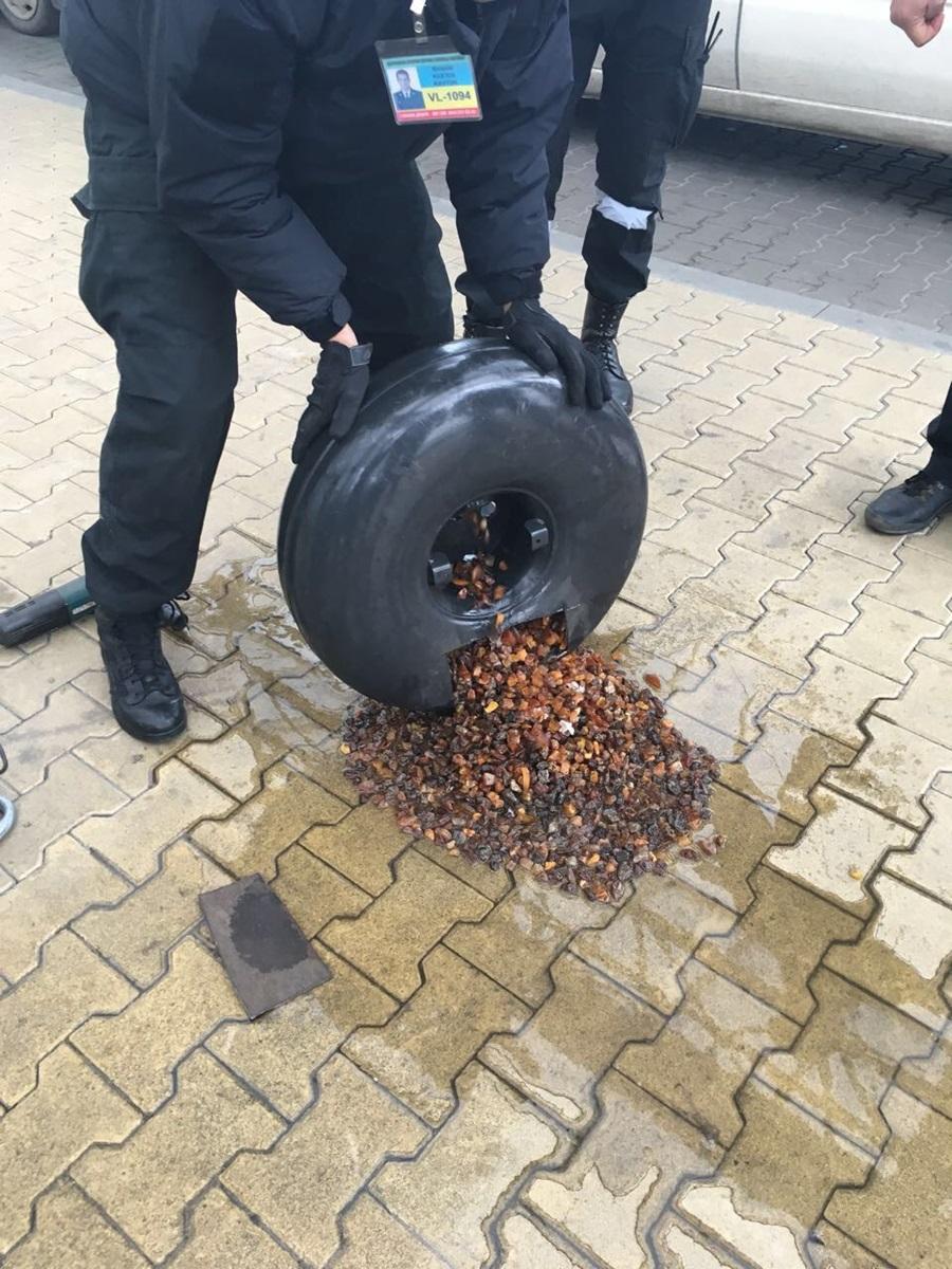 На польско-украинской границе в баке авто нашли 22 кг янтаря